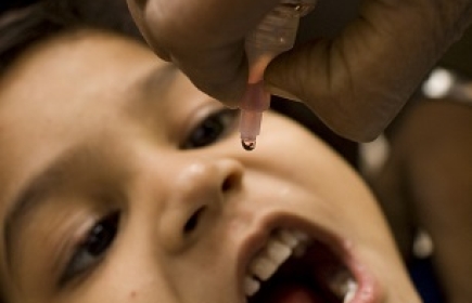 Ein Kind bei einer Schluckimpfung